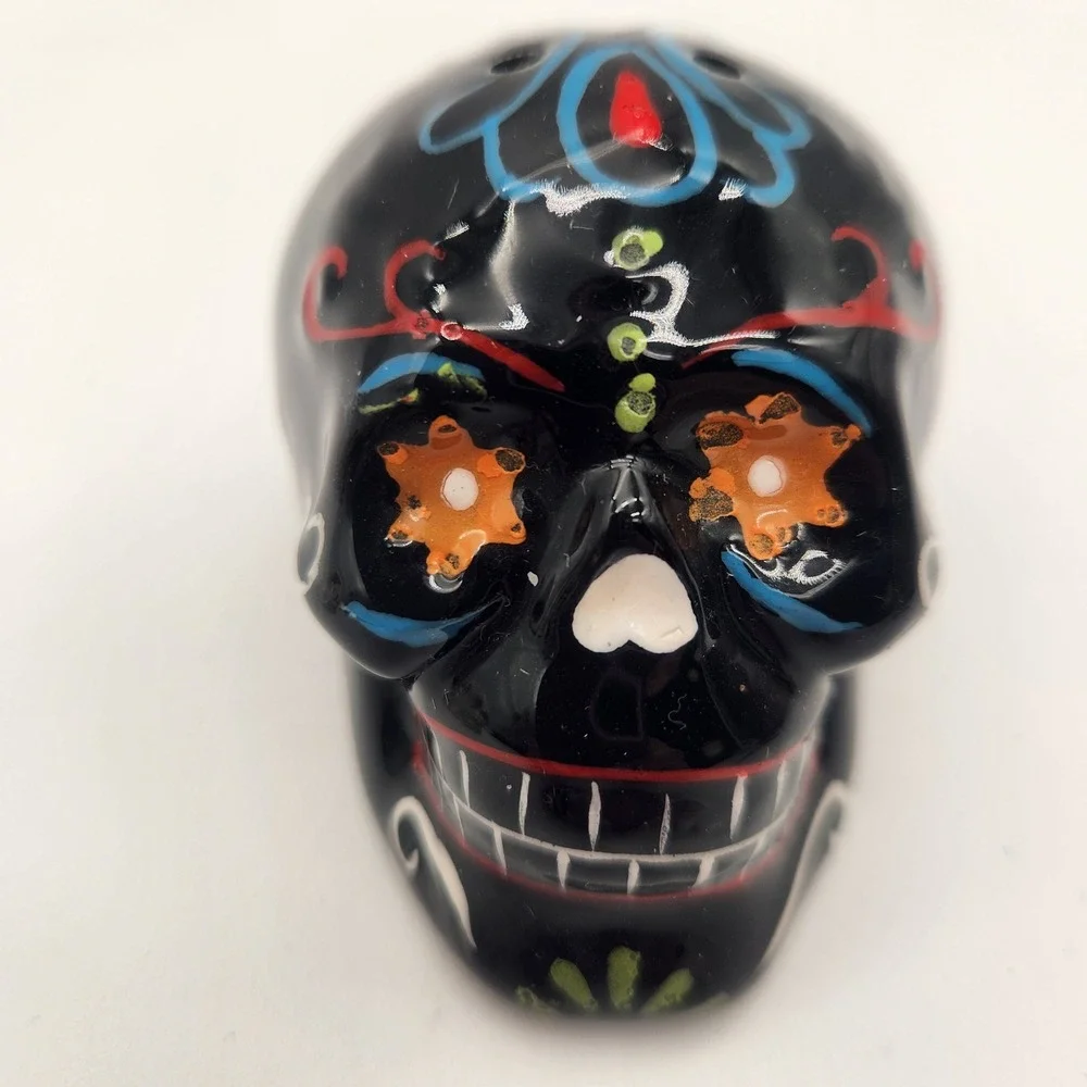 NWOB Day of‎ the Dead Skull Salt and Pepper Shakers Ceramic Halloween Decoration